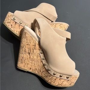 NEVER WORN. Size 7 ShoeDazzle beige wedges